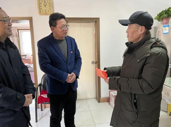 淮阴区委区级机关工委节前走访慰问困难党员老党员